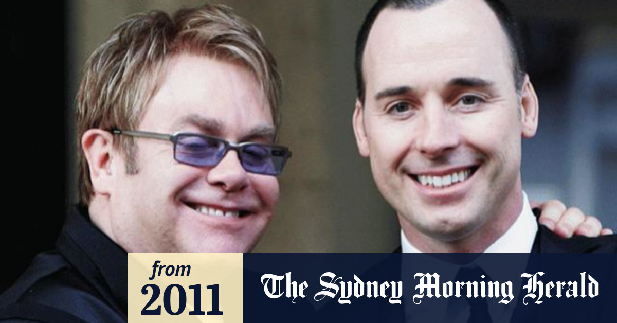 Video Elton John shows off his baby boy